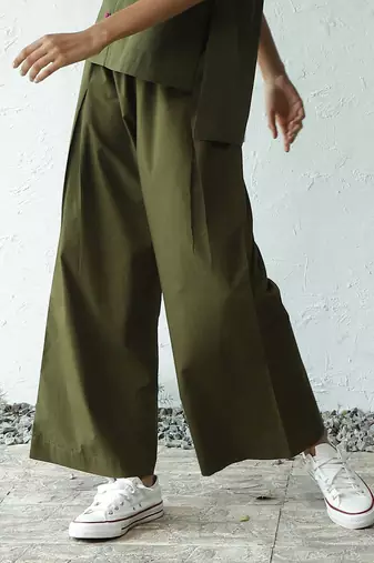 Olive green poplin verde pleated pants