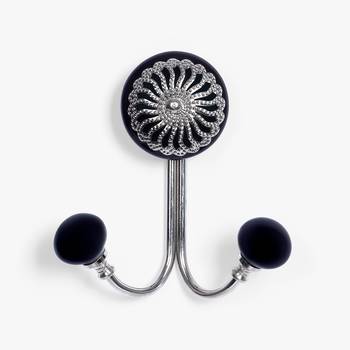 Royal noir filigree hooks 1