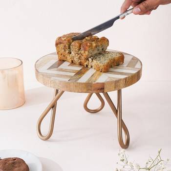 A vintage affair cake stand - golden 1
