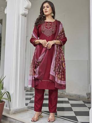 Maroon cosy cotton blend kurta set with sequins & embroidery motifs for festive wear 4