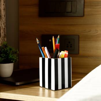 Monochrome marvel striped pen holder 1