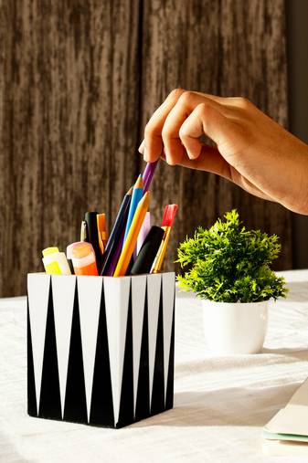 Trendy noir pen holder