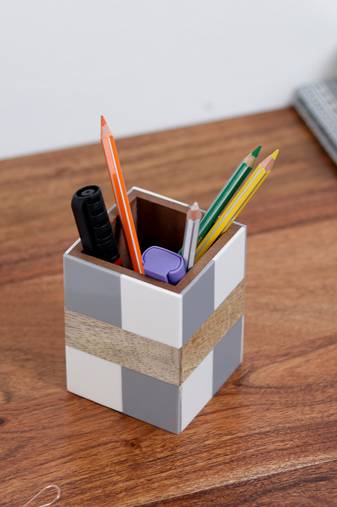 Color block pen holder