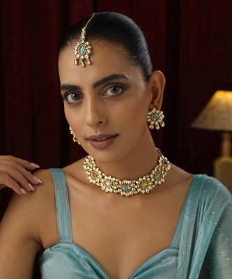 Multicolour kundan necklace set with maang tikka 2