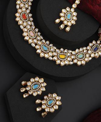 Multicolour kundan necklace set with maang tikka 3