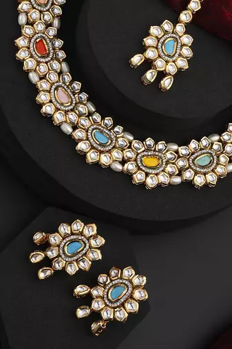Multicolour kundan necklace set with maang tikka