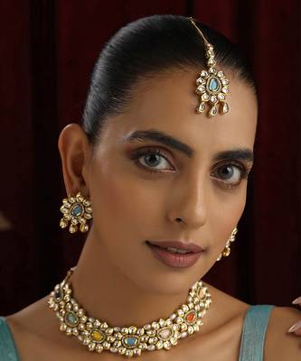 Multicolour kundan necklace set with maang tikka 4