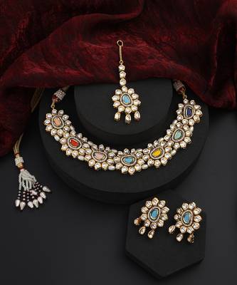 Multicolour kundan necklace set with maang tikka 5