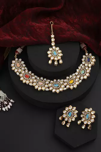 Multicolour kundan necklace set with maang tikka