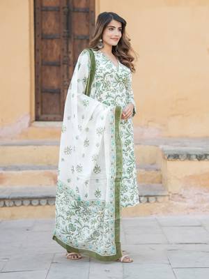 women green and white angrakha kurta pant dupatta set 3