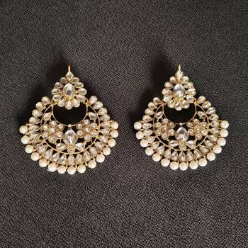 Gold stone studded floral rose gold pearls earrings with maang tikka sets for women 2
