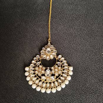 Gold stone studded floral rose gold pearls earrings with maang tikka sets for women 3