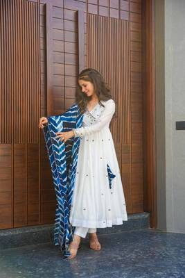 Muslin Silk Kurta Pant Set with Leheriya Dupatta 3