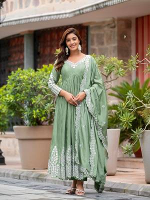 Green embroidered chiffon kurta pant with dupatta 2