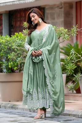 Green embroidered chiffon kurta pant with dupatta 3