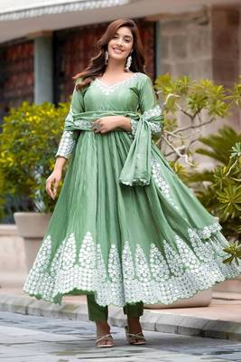 Green embroidered chiffon kurta pant with dupatta 1