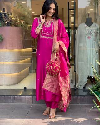 Pink embroidered chanderi silk kurta pant with dupatta 2