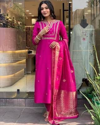 Pink embroidered chanderi silk kurta pant with dupatta 3