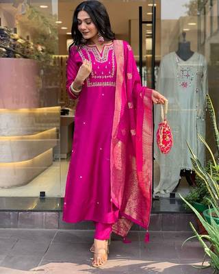 Pink embroidered chanderi silk kurta pant with dupatta 4