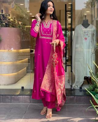 Pink embroidered chanderi silk kurta pant with dupatta 5