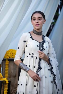 White embroidered cotton kurta pant with dupatta 2