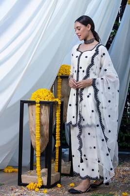 White embroidered cotton kurta pant with dupatta 3