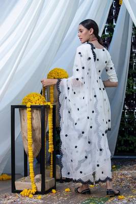 White embroidered cotton kurta pant with dupatta 5