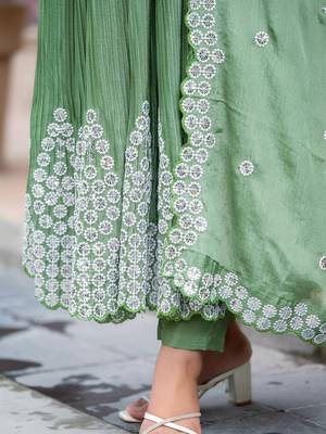 Green embroidered chiffon kurta pant with dupatta 6