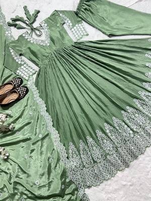 Green embroidered chiffon kurta pant with dupatta 7