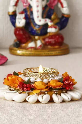 One shells and floral handcrafted round tea light holder