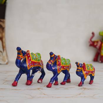 Set of 3 camel statues 2