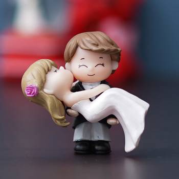 One bride kissing groom romantic polyresin decorative showpiece 1
