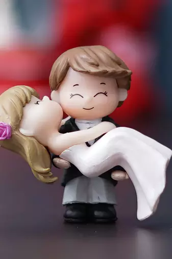 One bride kissing groom romantic polyresin decorative showpiece