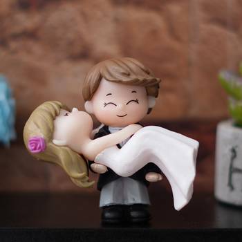 One bride kissing groom romantic polyresin decorative showpiece 2