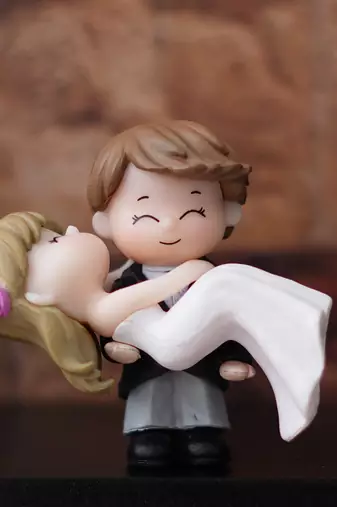 One bride kissing groom romantic polyresin decorative showpiece