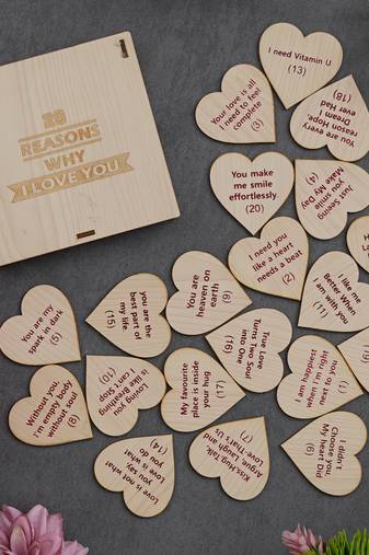 One "20 reasons why i love you" printed on little hearts valentine brown wooden gift set