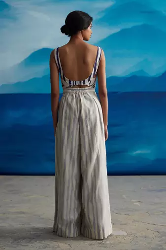 Madelief low back top