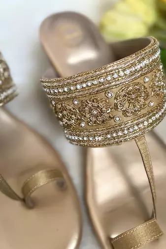 Gold zardosi kolhapuris