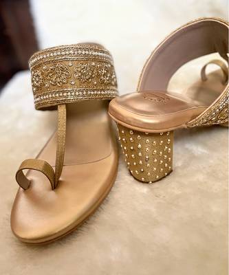 Gold zardosi kolhapuris 4