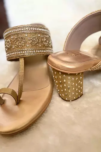 Gold zardosi kolhapuris