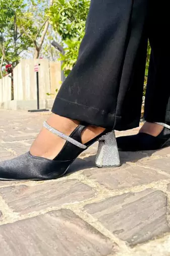 Black diamond pumps