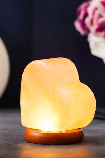One heart shaped decorative himalayan salt lamp with wooden base - table lamp
