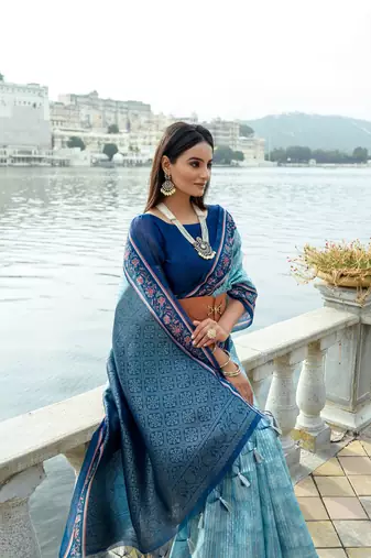 Women's Firozi Soft Silk Blend Zari Woven Traditional Saree with Blouse