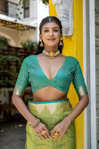 Women's Green Tussar Silk Blend Temple Border with Zari Lining Traditional Saree with Blouse