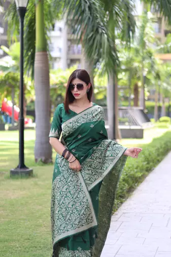 Women's Green Handloom  Silk Blend Weaving Pallu Traditional Saree with Blouse
