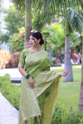 Women's Mehendi Handloom  Silk Blend Weaving Pallu Traditional Saree with Blouse 3