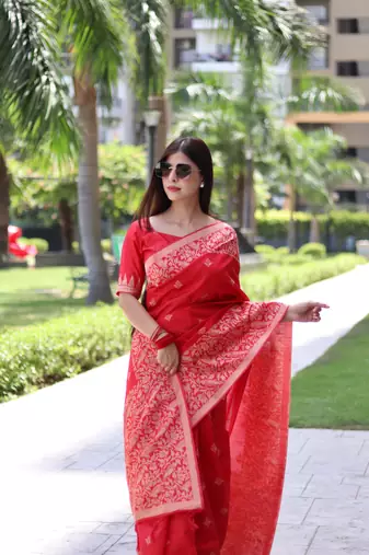 Women's Red Handloom  Silk Blend Weaving Pallu Traditional Saree with Blouse