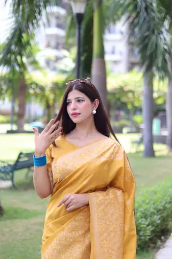 Women's Yellow Handloom  Silk Blend Weaving Pallu Traditional Saree with Blouse