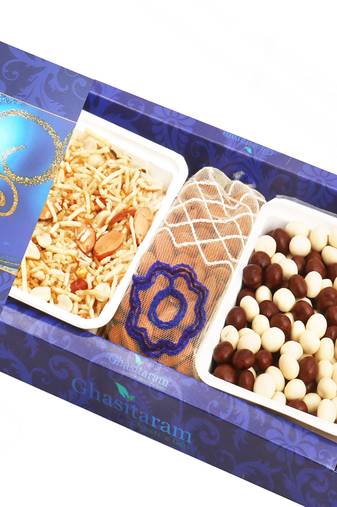 Diwali hampers- nutties , namkeen and almonds pouch hamper