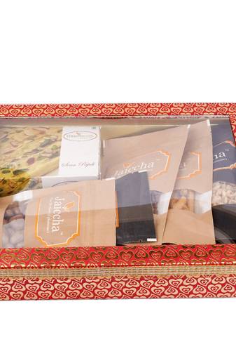 Hamper box 6 goodies with soan papdi